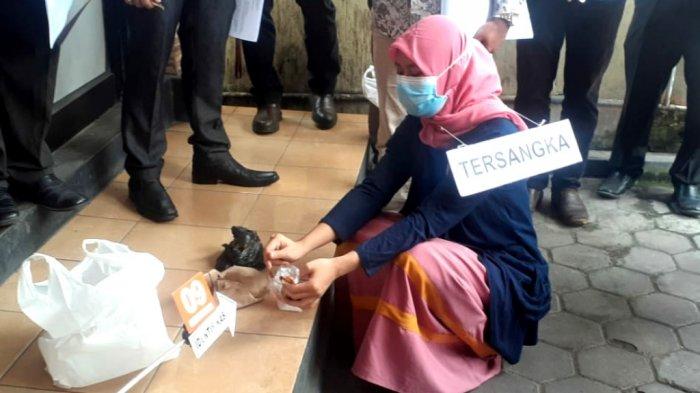 tersangka-kasus-sate-sianida-nani-apriliani-memperagakan-adegan-mencampur.jpg