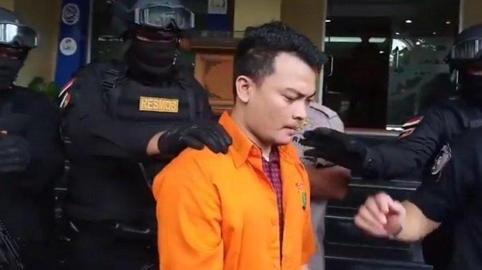 Hari Ini, Sidang Perdana Haris Simamora Pembunuh Satu Keluarga di Bekasi