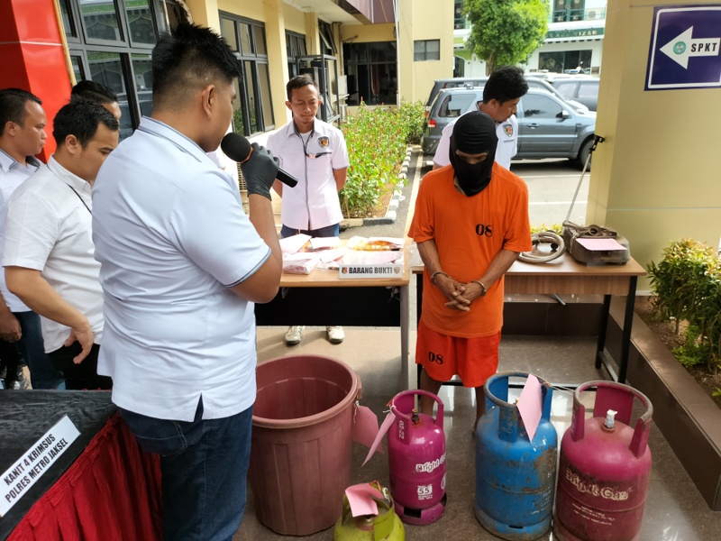 tersangka-pengoplosan-gas-elpiji-bersubsidi-di-polres-metro-jakarta-selatan.jpg