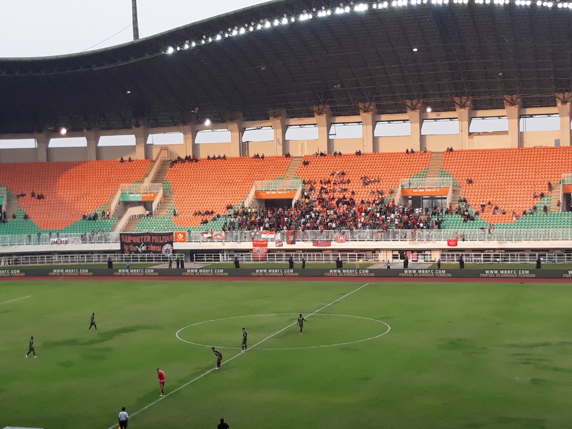 the-jakmania-kalideres-turut-hadir-memberikan-dukungan-langsung-di-stadion-pakansari.jpg