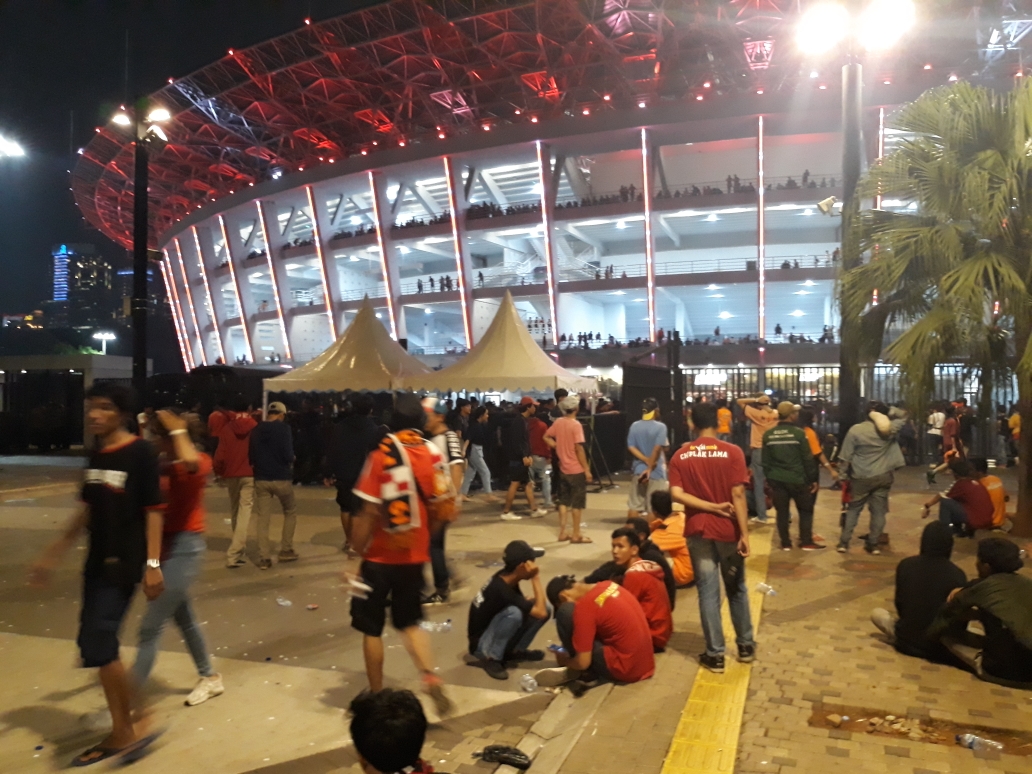 Meski Tak Dapat Tiket, The Jakmania Tetap Bertahan di Sekitar Stadion Demi Meriahkan Ultah Persija