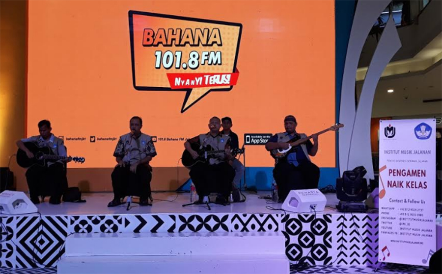 The Talkback Hipnotis Pengunjung Plaza Semanggi