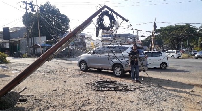 tiang-patah-di-jalan-ciater-raya.jpg