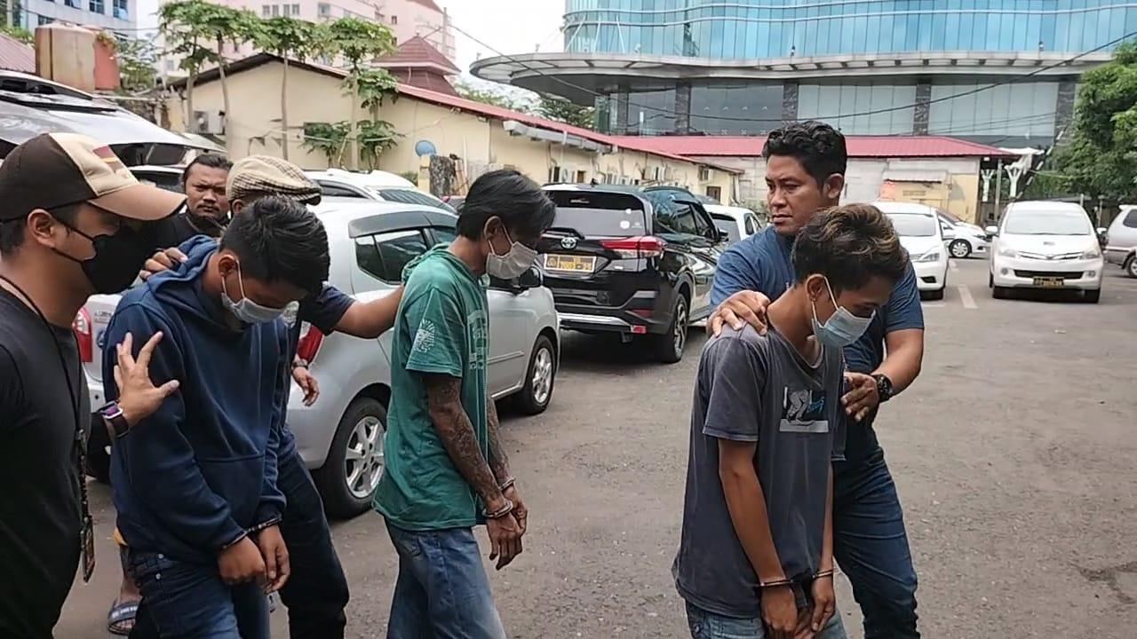 tiga-pelaku-pemalakan-terhadap-sopir-truk-di-Jalan-Jembatan-Dua.jpg