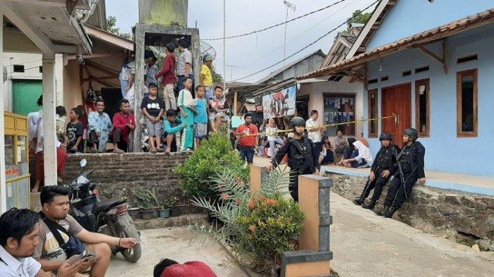 tim-gegana-polda-banten-geledah-rumah-penusuk-wiranto.jpg