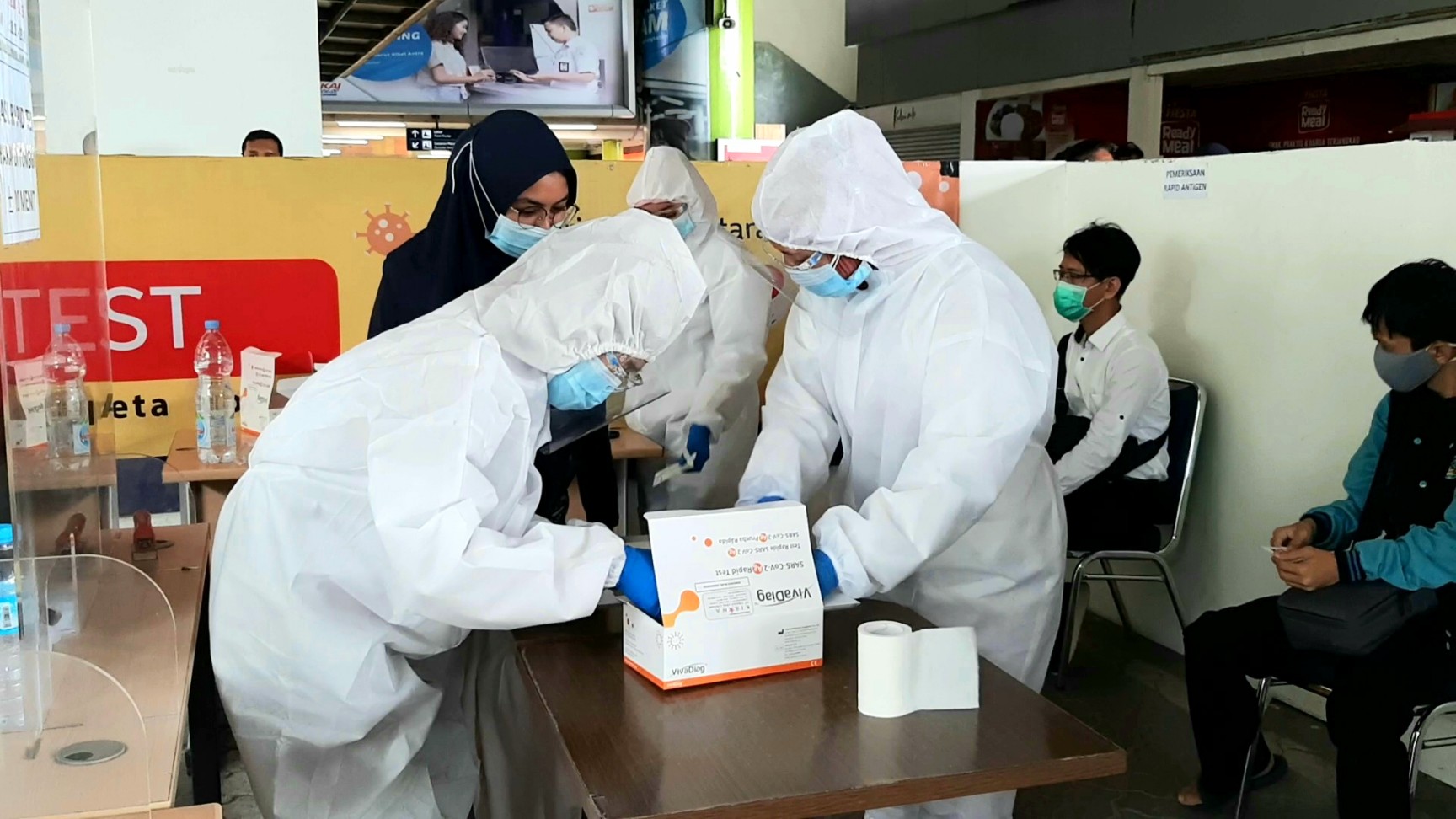 tim-medis-sedang-mempersiapkan-alat.jpg
