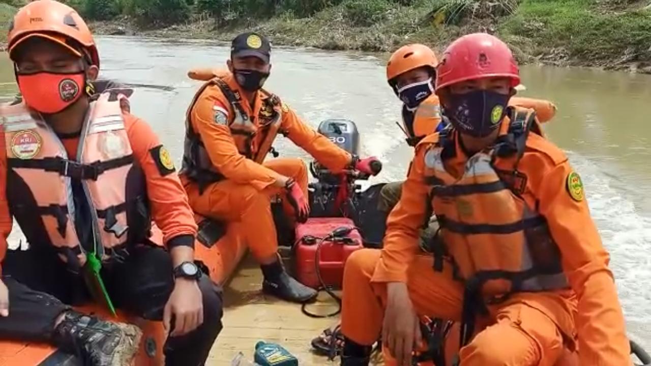 tim-sar-gabungan-melakukan-pencarian-korban-tenggelam-di-aliran-kali-bekasi.jpg