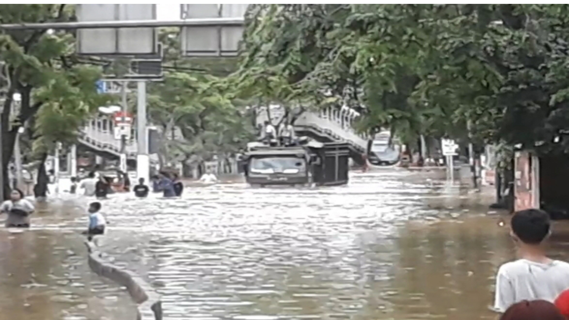 truk-engkel-menerjang-banjir-di-jalan-panjang-kebon-jeruk-1.jpg