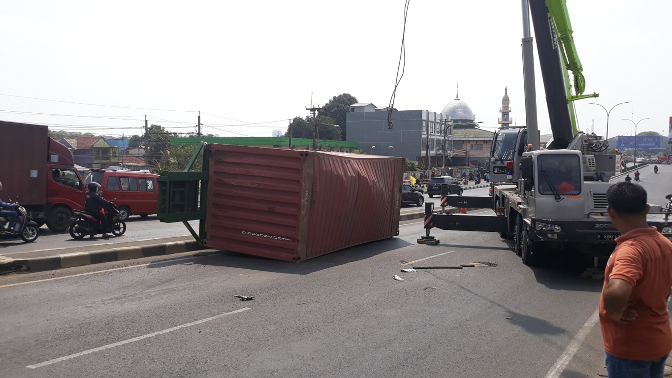 Truk Kontainer Terguling di Flyover Kranji, Arus Lalu Lintas Tersendat