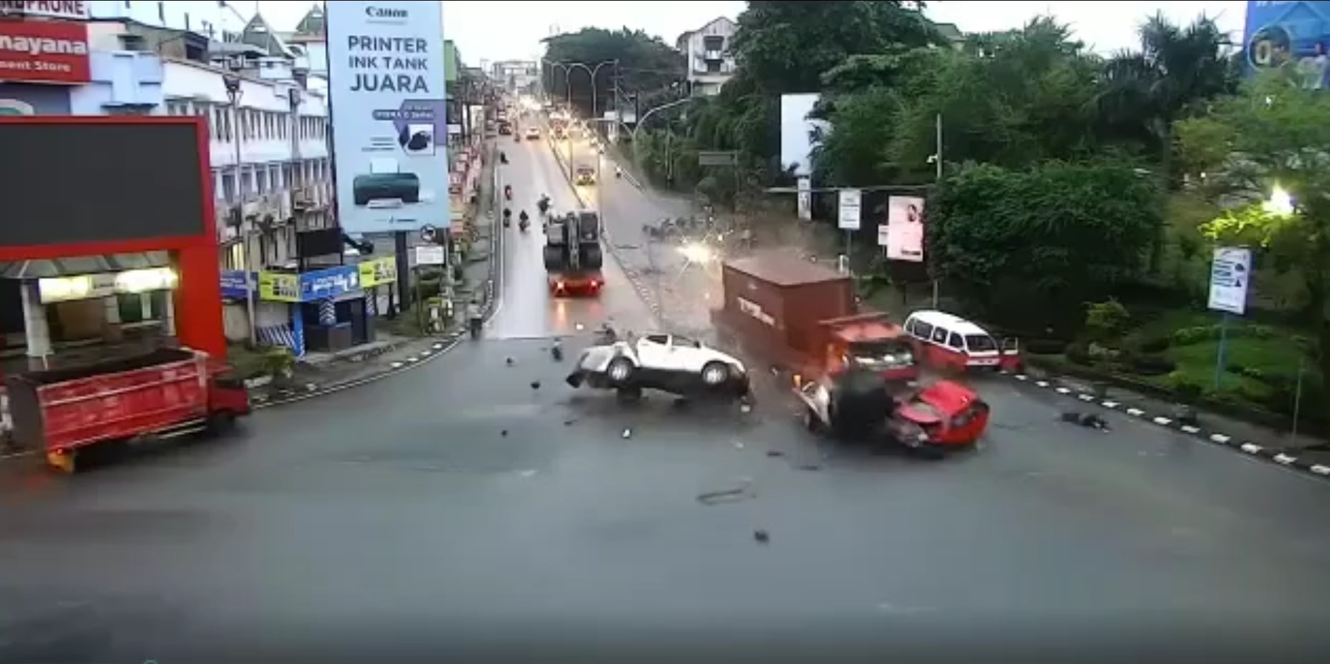 truk-kontainer-menabrak-belasan-mobil-motor-di-lampu-merah-rapak-balikpapan.jpg