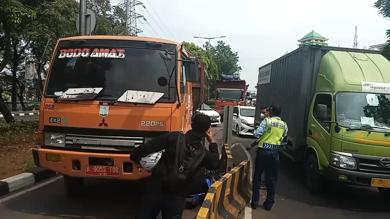 truk-sampah-dki-tabrak-motor.jpg