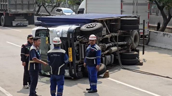 Kecelakaan Hari Ini di Tanjung Priok: Truk Bawa Alat Berat Terguling di Jalan Tol, Sopir Luka Ringan - Tribunjakarta.com