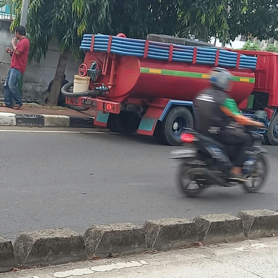 Sopir Truk Tinja Pembuang Limbah di Saluran Air I Gusti Ngurah Rai Didenda Rp 500 Ribu