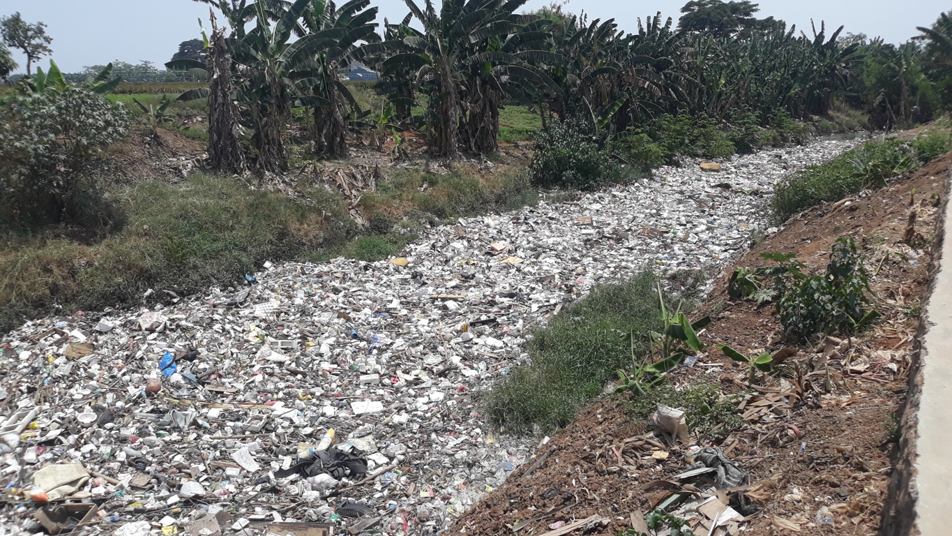 tumpukan-sampah-di-kali-jambe-tambun-utara-kabupaten-bekasi.jpg