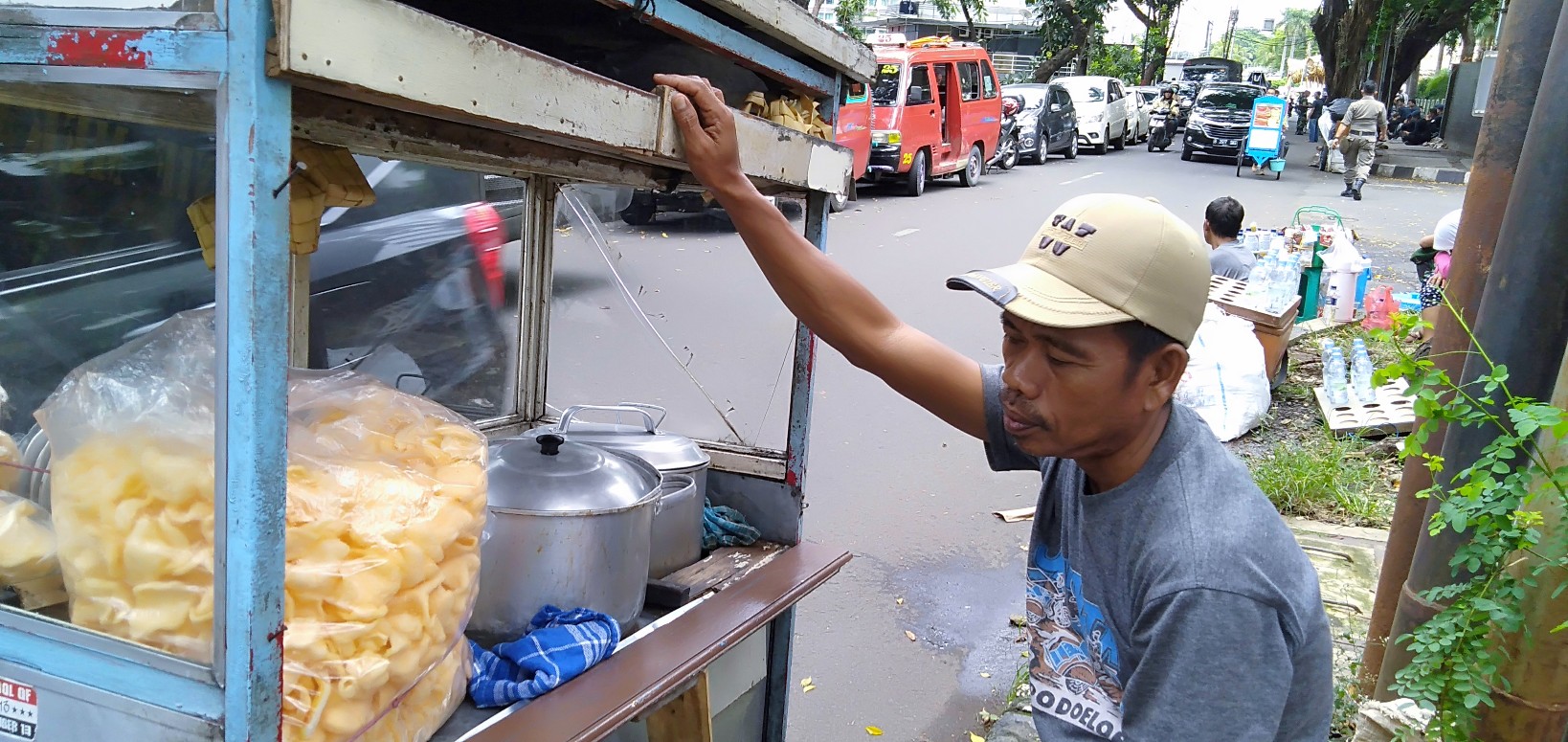 udin-berjualan-ketupat-sayur-di-kawasang-jalan-gondangdia-jakarta-pusat-kamis-252019.jpg