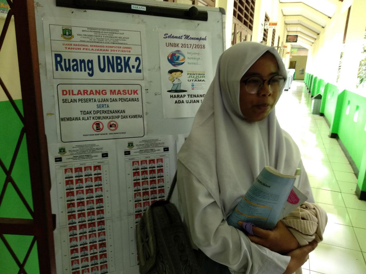 Komputer Mati 20 Menit, Siswi SMA 9 Ini Kerjakan Ujian Pakai Laptop Cadangan