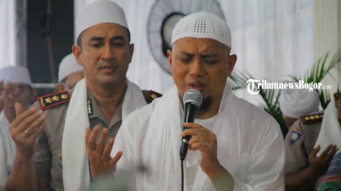 ustaz-arifin-ilham-saat-melakukan-istighosah.jpg