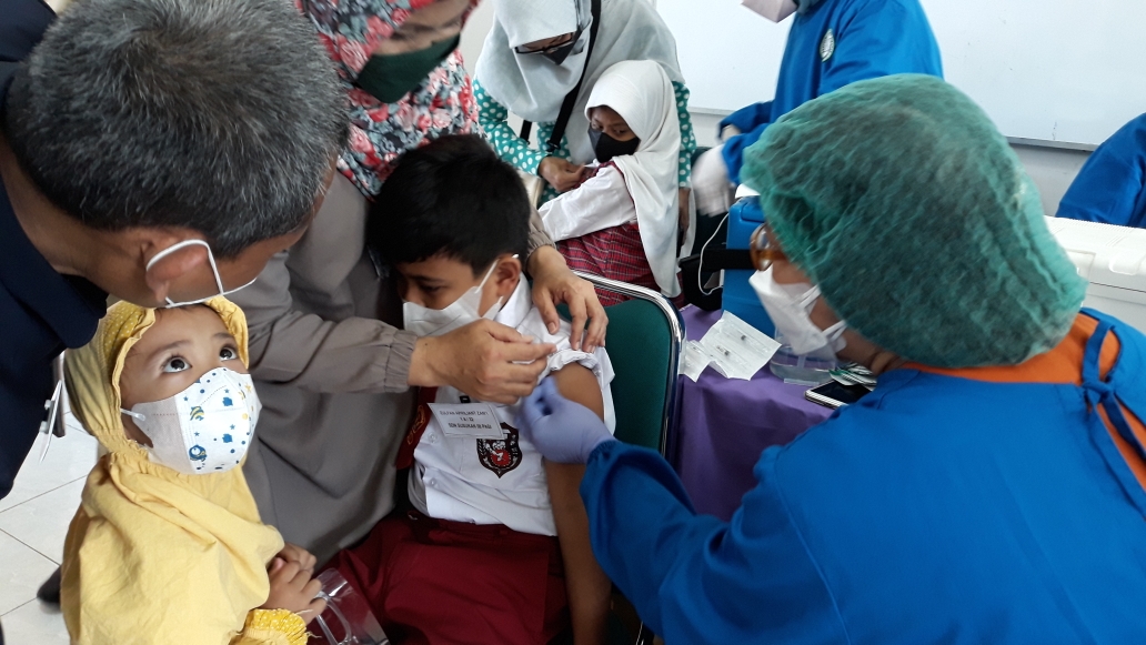vaksinasi-covid-19-anak-usia-enam-11-tahun-di-sdn-susukan-08-b.jpg