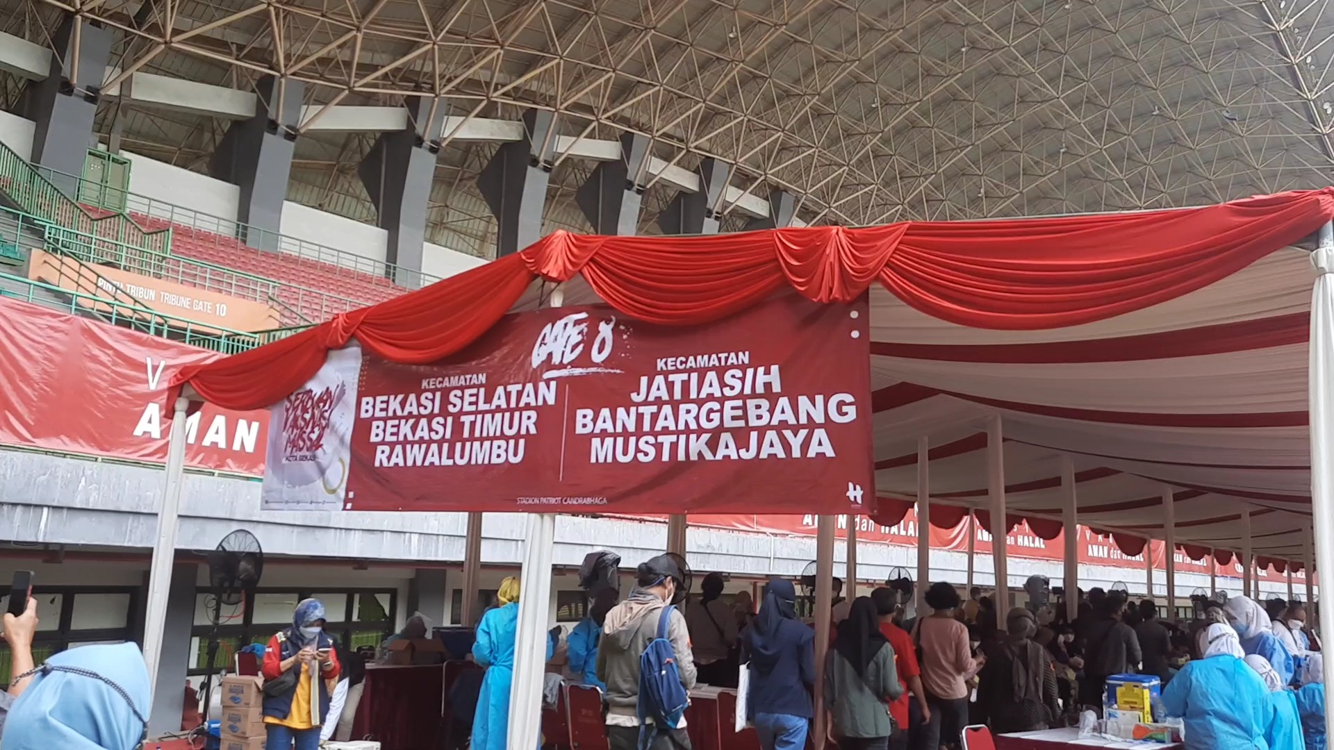 vaksinasi-massal-25000-peserta-di-stadion-patriot-candrabhaga-kota-bekasi.jpg