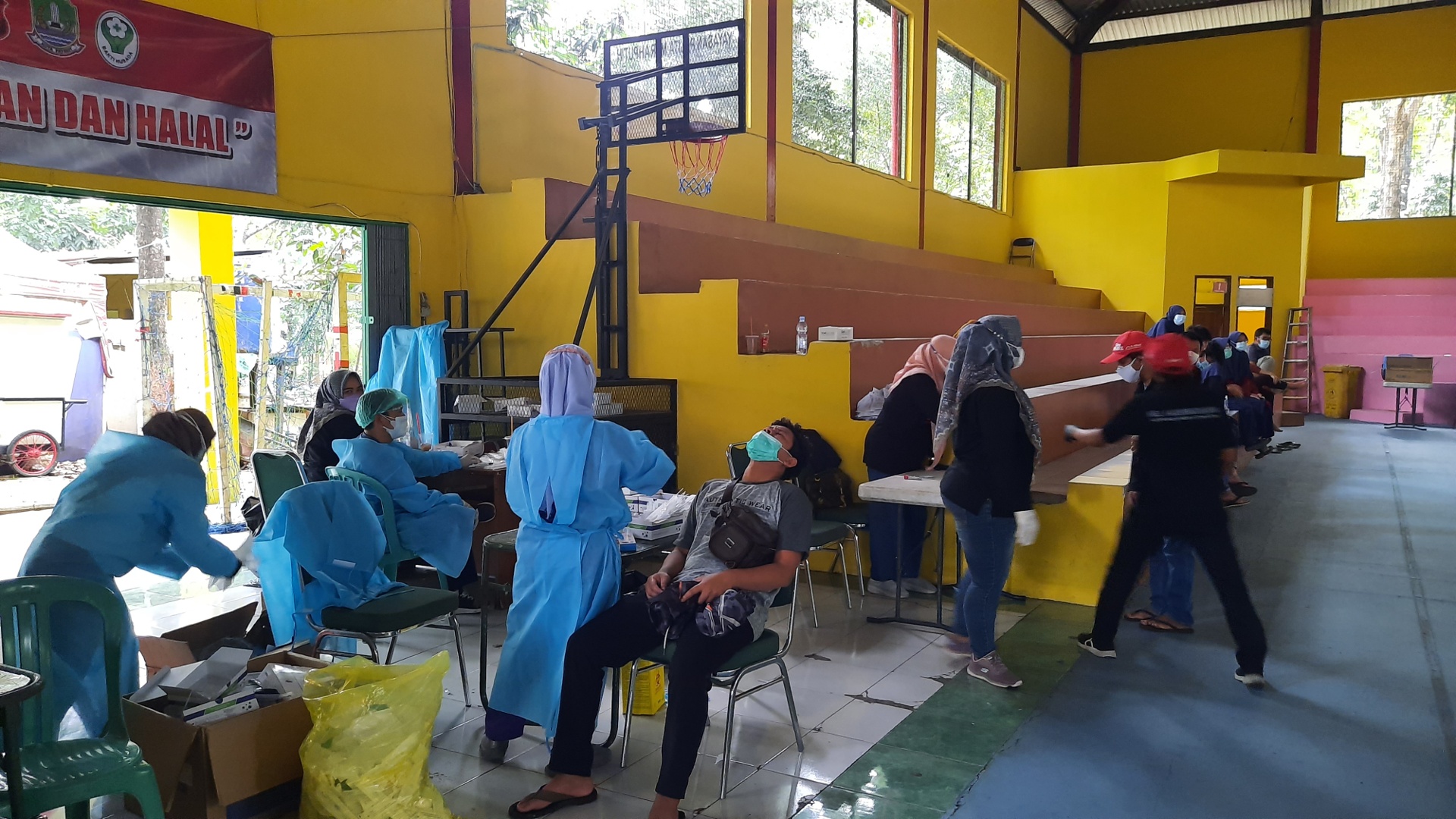 vaksinasi-massal-di-hall-basket-bekasi-1.jpg