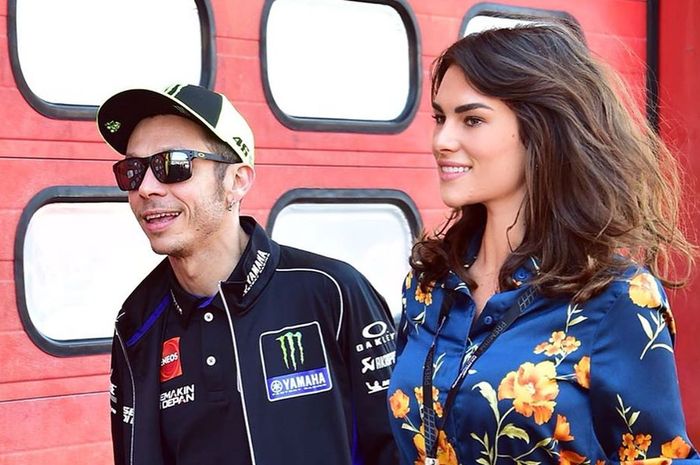 valentino-rossi-dan-sang-kekasih-francesca-sofia-novello.jpg