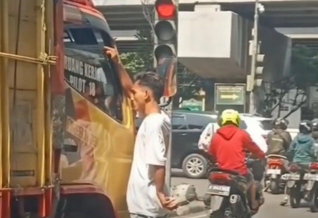 viral-aksi-pemalakan-diduga-preman-terhadap-sopir-truk-di-Jembatan-Tiga-Penjaringan.jpg