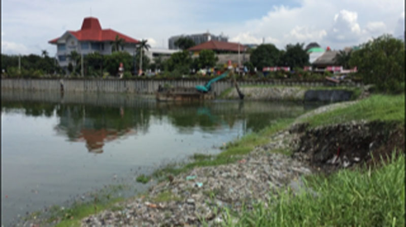 VIDEO: Sampah Menumpuk di Tepian Waduk Pluit