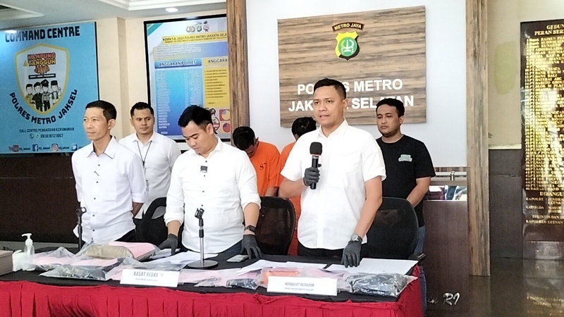 wakasat-reskrim-polres-jakarta-selatan-kompol-henrikus-yossi-rilis-pencurian-kantor-kelurahan-karet.jpg