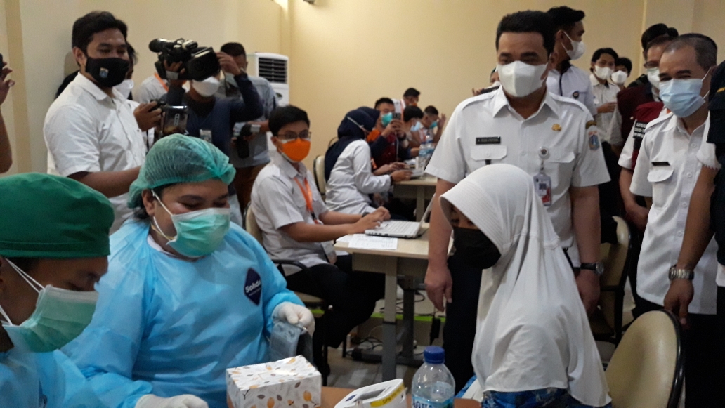 wakil-gubernur-dki-jakarta-ahmad-riza-patria-saat-meninjau-vaksinasi-plajar.jpg