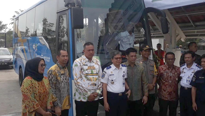 wakil-wali-kota-bekasi-saat-meresmikan-dua-rute-baru-transpatriot-bekasi.jpg