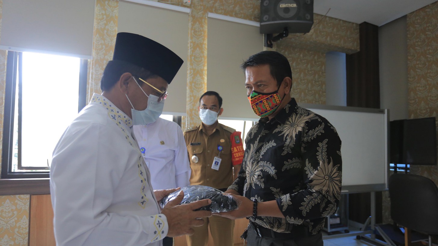 wakil-wali-kota-tangerang-sachrudin-yang-hadir-memberikan-masker.jpg
