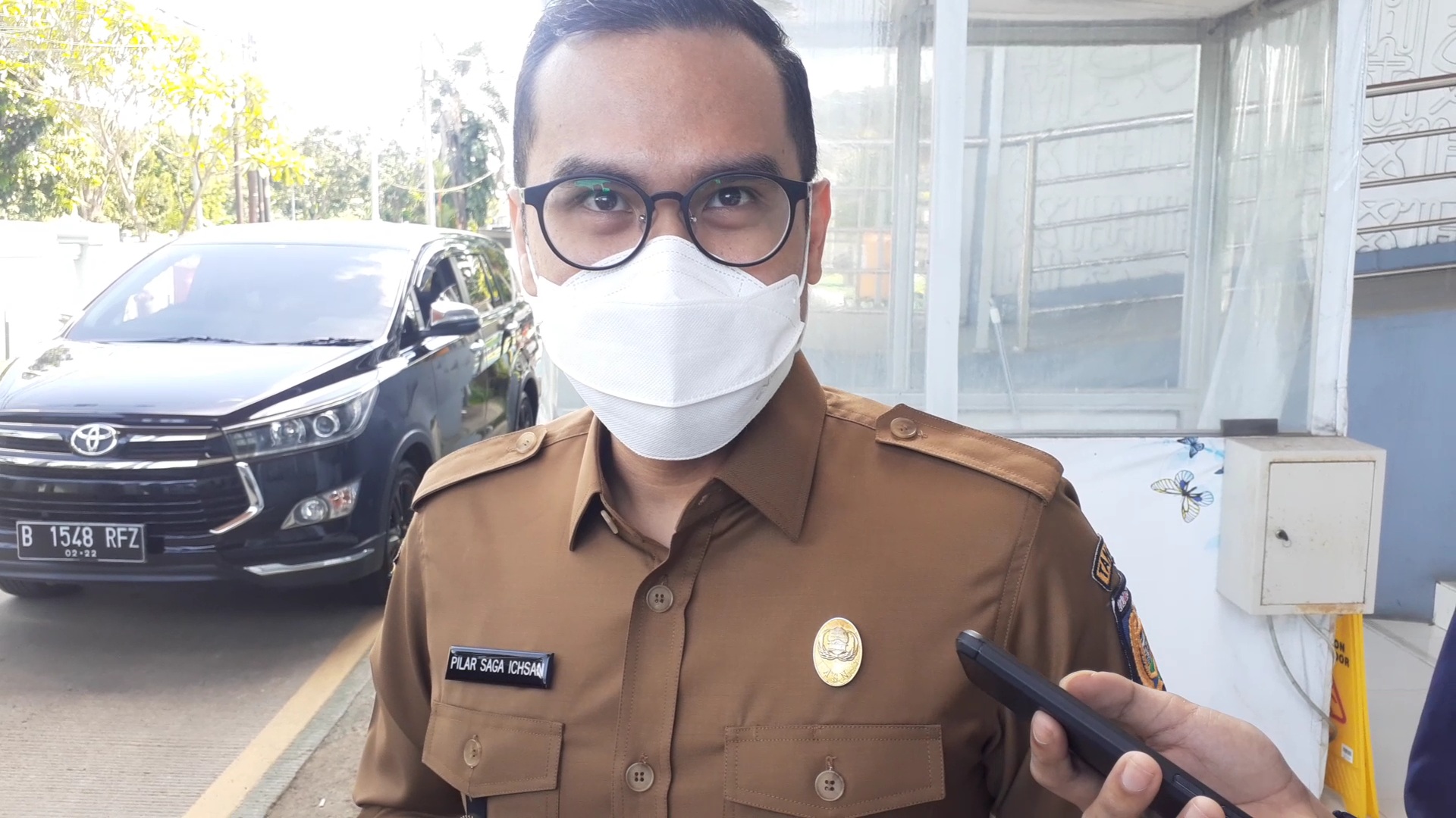 wakil-wali-kota-tangerang-selatan-pilar-saga-ichsan-di-kantor-dprd-tangsel.jpg