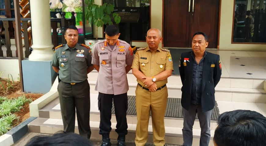 wali-kota-bekasi-rahmat-effendi-kedua-dari-kiri-bersama-kapolres.jpg