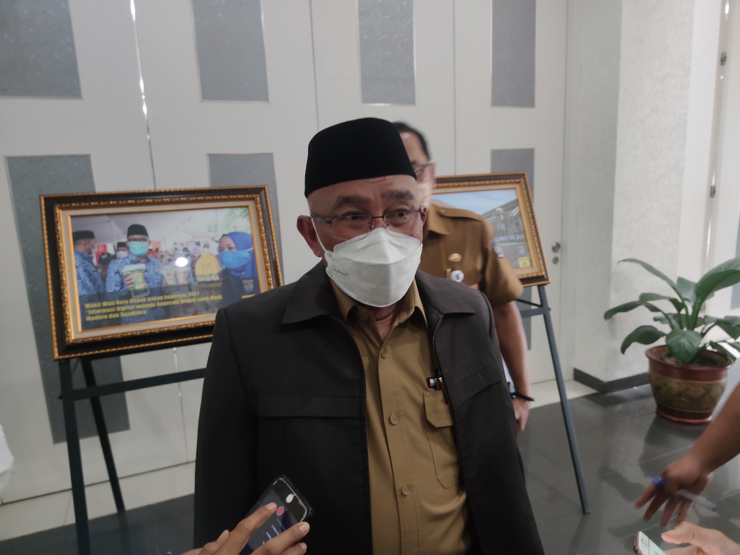 wali-kota-depok-mohammad-idris-saat-dijumpai-wartawan-di-kantornya-senin-722022.jpg