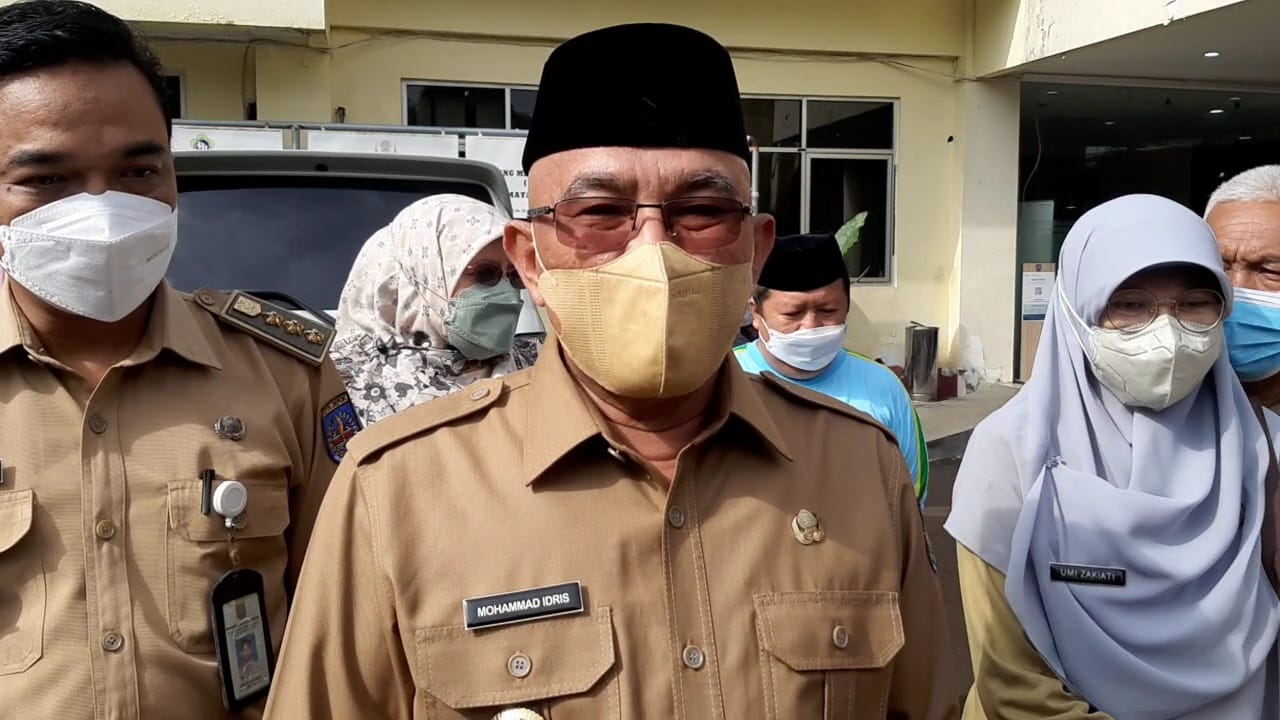 wali-kota-depok-mohammad-idris-saat-meninjau-vaksinasi-di-kantor-kecamatan-cimanggis.jpg