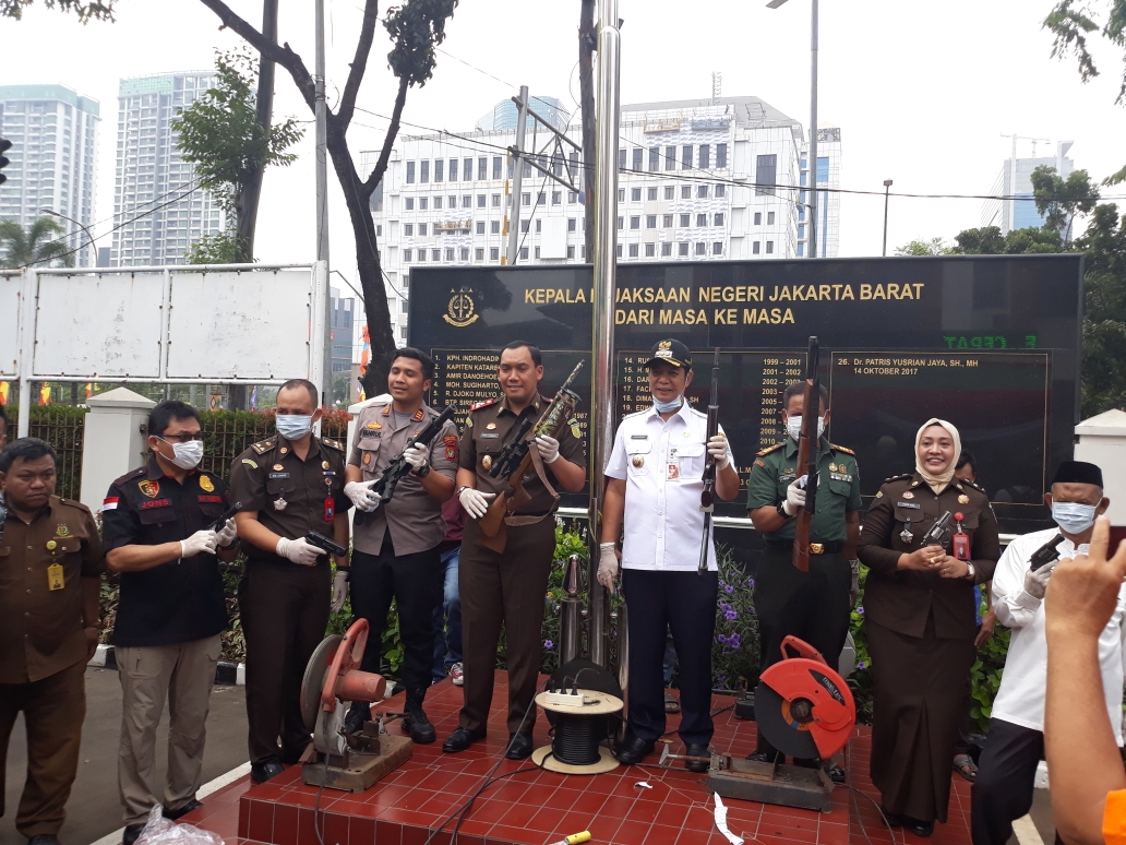wali-kota-jakarta-barat-rustam-effendi-di-kejari-jakarta-barat.jpg