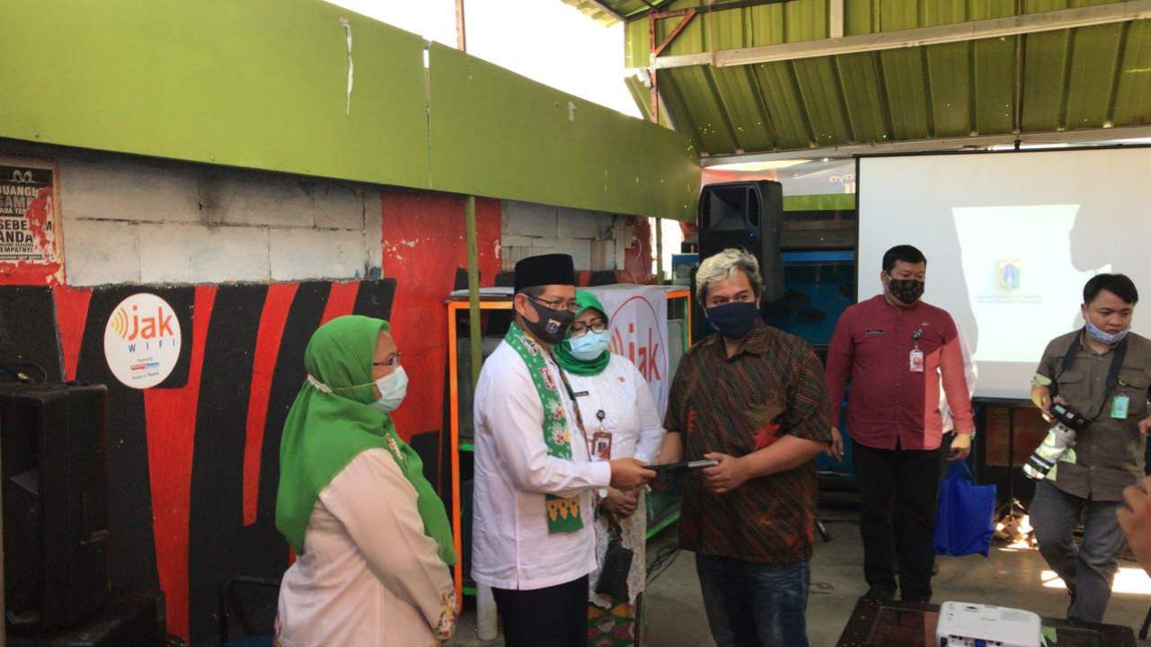 wali-kota-jakarta-selatan-marullah-matali-meresmikan-program-jak-wifi.jpg