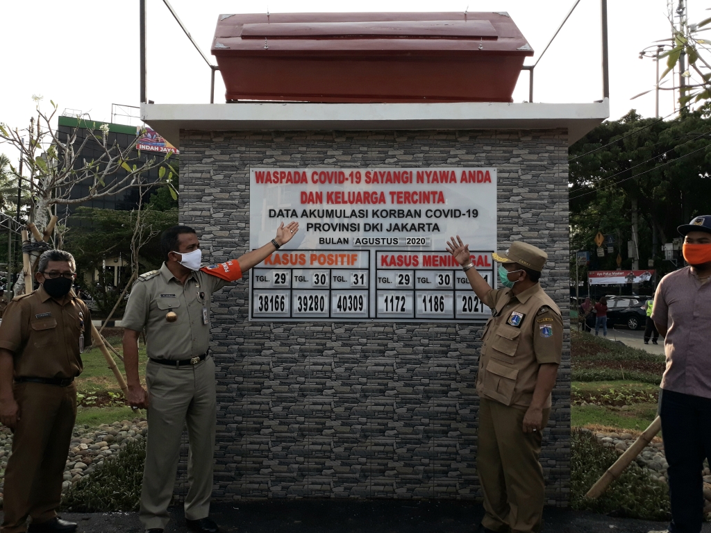 wali-kota-jakarta-timur-muhammad-anwar-tugu-covid.jpg