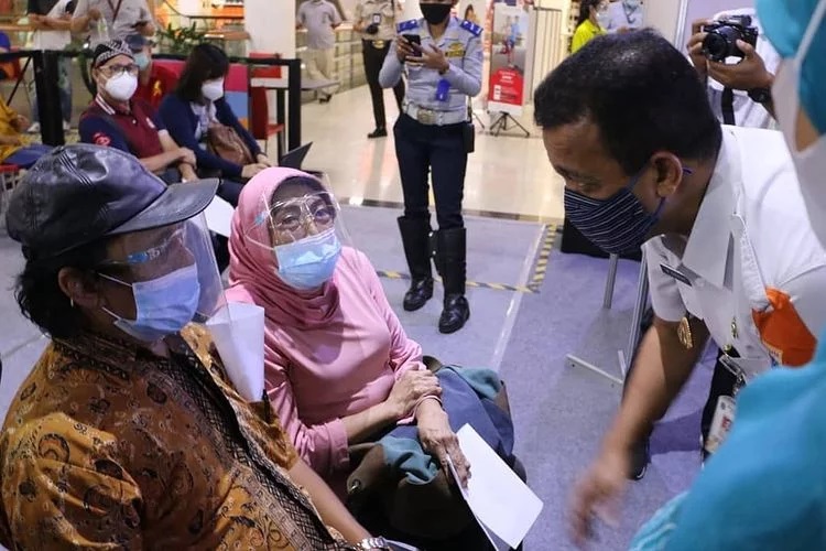 wali-kota-jaktim-dan-lansia-disuntik-vaksin-covid-19.jpg
