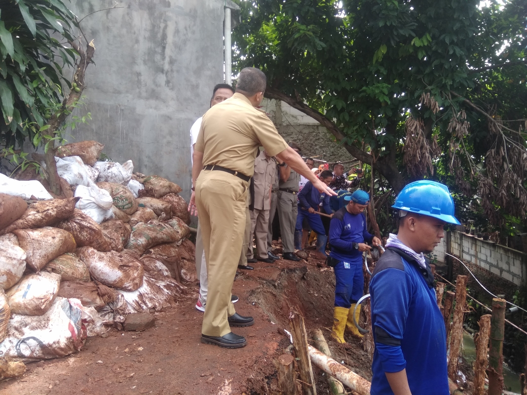 wali-kota-jaktim-m-anwar-meninjau-lokasi-longsor.jpg