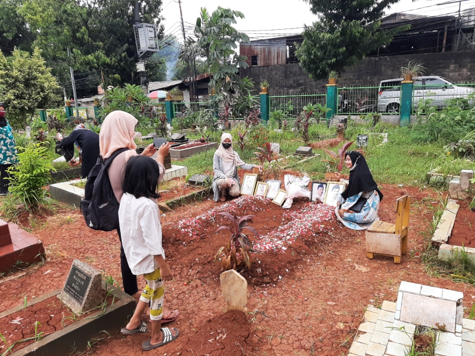 warga-berziarah-ke-makam-vanessa-angel-di-tpu-islam-malaka-jumat-19112021.jpg