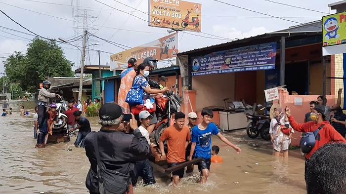 warga-menggunakan-transportasi-gerobak-senin-822021.jpg
