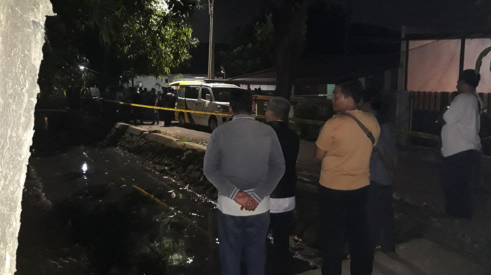 Warga Sampai Menonton Olah TKP Pembunuhan Pondok Labu dari Atas Jembatan