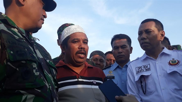 zulkifli-peci-putih-saat-tiba-di-lanud-halim-perdanakusuma-kamis-3102019.jpg