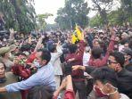 100-lebih-mahasiswa-yang-tergabung-dalam-aliansi-cipayung-plus-tangerang-selatan.jpg