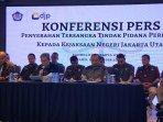 2-tersangka-penggelapan-doserahkan-ke-kejari.jpg