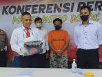 AKBP-Yogen-Heroes-Baruno-menunjukan-barang-bukti-kasus-rudapaksa-Senin-24102022.jpg