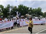 AKSI-UNJUK-RASA-Massa-peserta-aksi-menggelar-unjuk-rasa-menolak-pasal-larangan-menjual-rokok.jpg