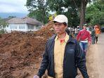 Ahmad-50-alias-Nyayang-bertahan-di-lokasi-longsor-Jalan-Cipanas-Puncak-Cianjur.jpg