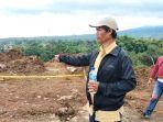 Ahmad-menunjukkan-area-bekas-warung-kopinya-tersapu-longsor-akibat-gempa-Cianjur.jpg